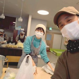 NPO法人Neoアスビレッジ理事長と、助成ボランティアさんがカメラに向かって、笑顔を見せている様子