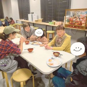 ネオアス村地域食堂で食事や会話をするご年配の利用者さんと、こどもたちの様子