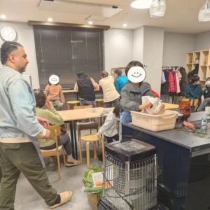 ネオアス村地域食堂でお皿拭きをしてくれる小学生参加者の様子