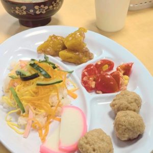 ネオアス村地域食堂で提供されたちらし寿司などが盛り付けられているプレートの様子