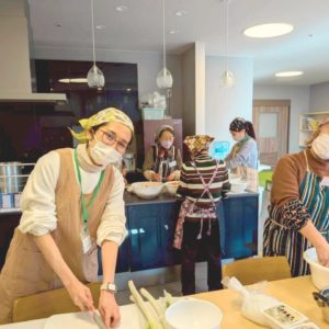 ネオアス村地域食堂で調理などのボランティアを行う社会福祉協議会の研修生さんやスタッフの様子