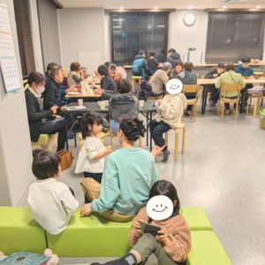 ネオアス村地域食堂で食事や会話を楽しむ様々な年配の参加者さんたちの様子
