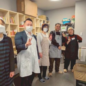 ネオアス村地域食堂にボランティア参加してくださった、新潟労働金庫新潟支店の皆さんの様子