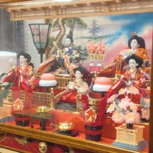 ネオアス村地域食堂に飾られたひな人形