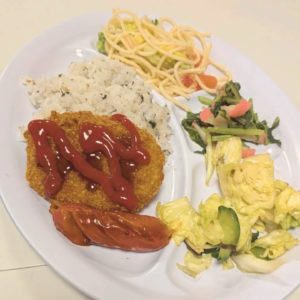 ネオアス村地域食堂で提供された、コロッケや野菜炒めなどがもりつけられているプレート