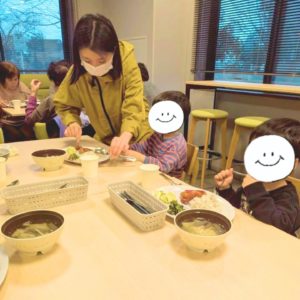 こどもの食事を手伝う学生ボランティアの様子