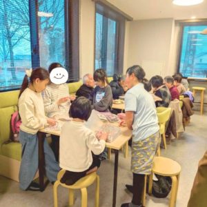 食事や会話を楽しむ利用者さんたちの様子