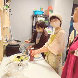 盛り付けを行うボランティアの様子